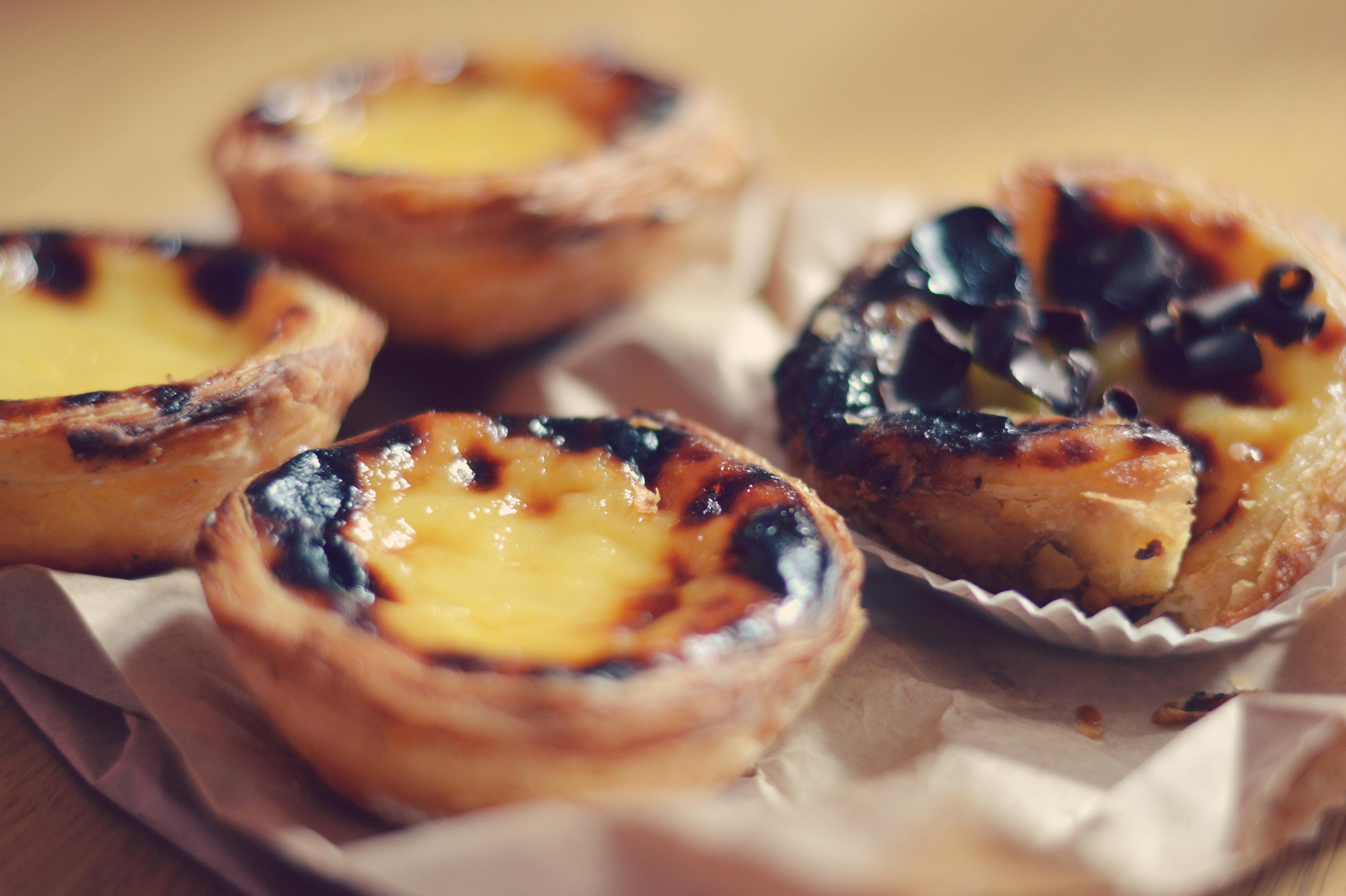 Il proposent bien sûr les classiques de la pâtisserie traditionnelle portugaise. Le Bolo,Rei, l\u0027équivalent de la galette des Roi mais ici en brioche ronde